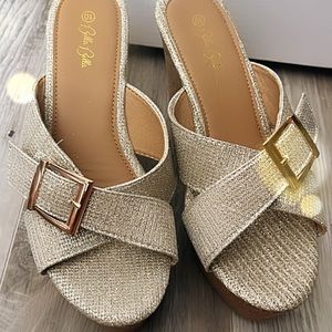 Sandalias de corcho doradas tamaño 9